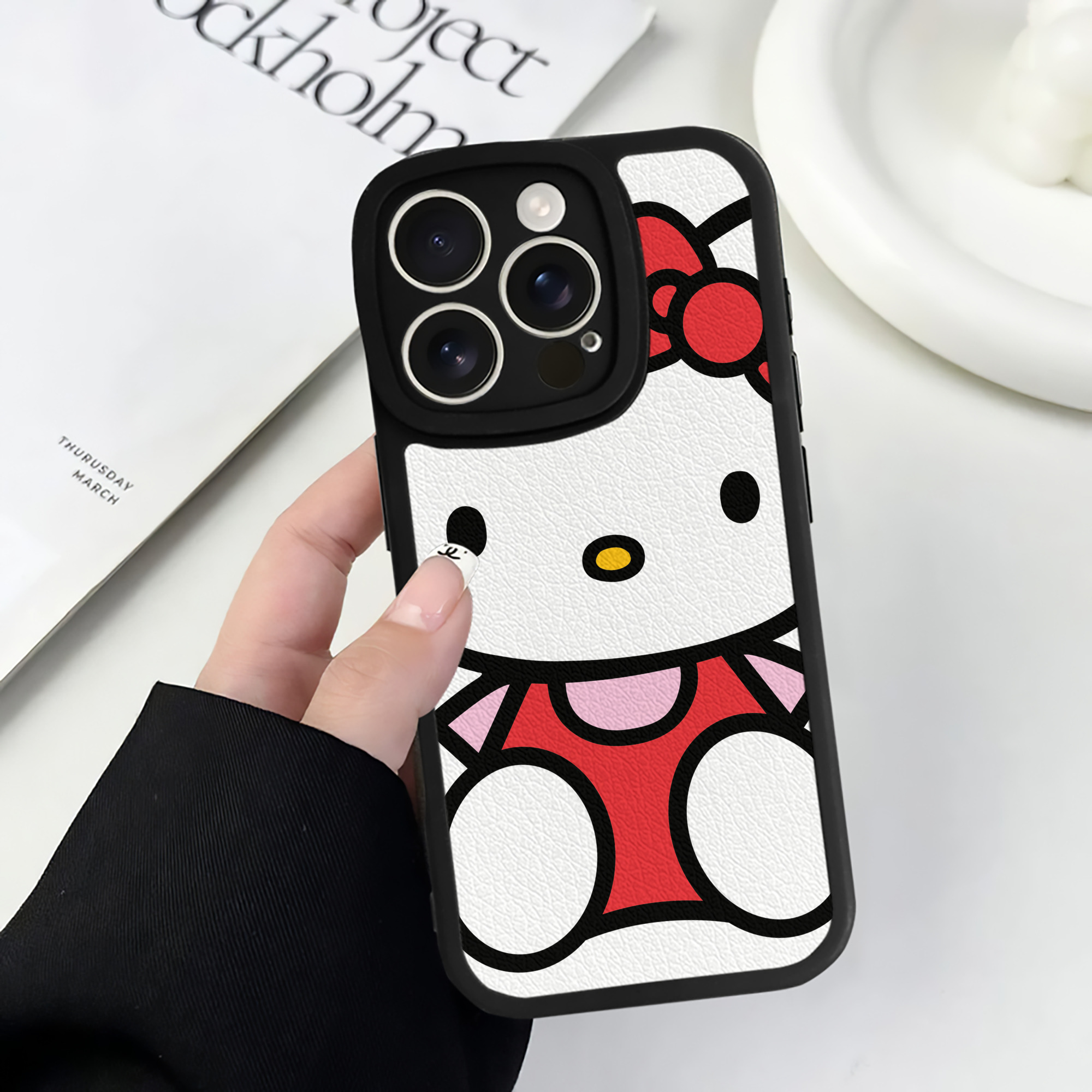 （画像用） Hello Kitty ハローキティ 【iPhone 16シリーズ対応】シリコンスマホケース（レザー調） 材質：シリコン